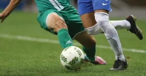 Phân Biệt Bóng Trong Cuộc Và Bóng Ngoài Cuộc Theo Quy Định FIFA
