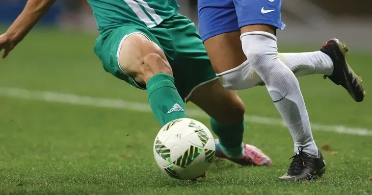 Phân Biệt Bóng Trong Cuộc Và Bóng Ngoài Cuộc Theo Quy Định FIFA